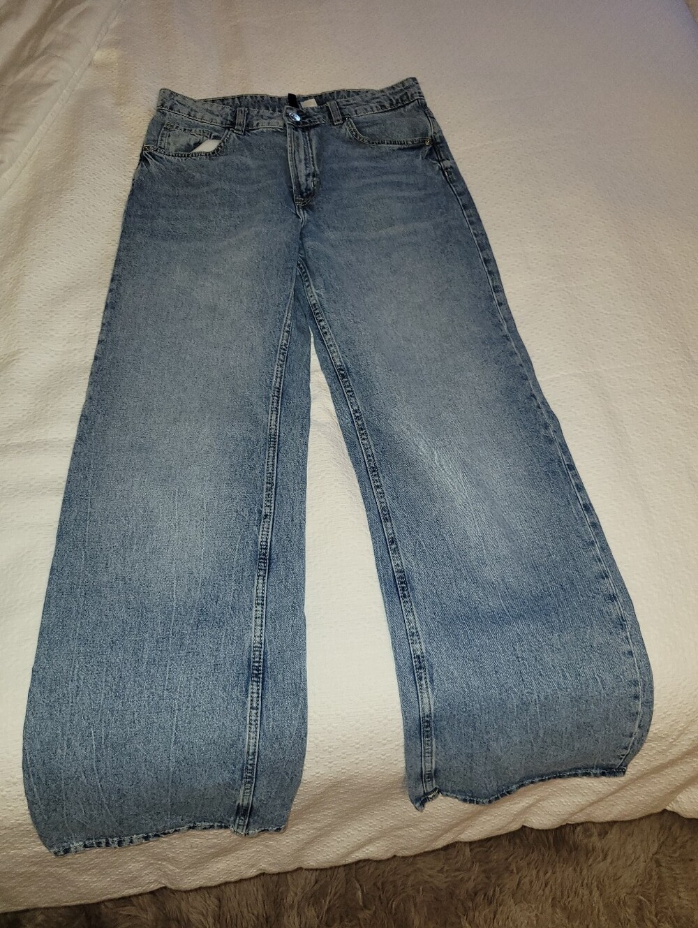 Divided Wide-Leg Jeans in Light Blue Wash